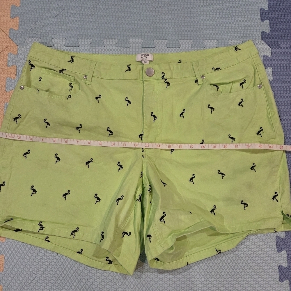 Crown & Ivy Women's Green Flamingo Print Shorts Size 24W - Picture 5 of 10